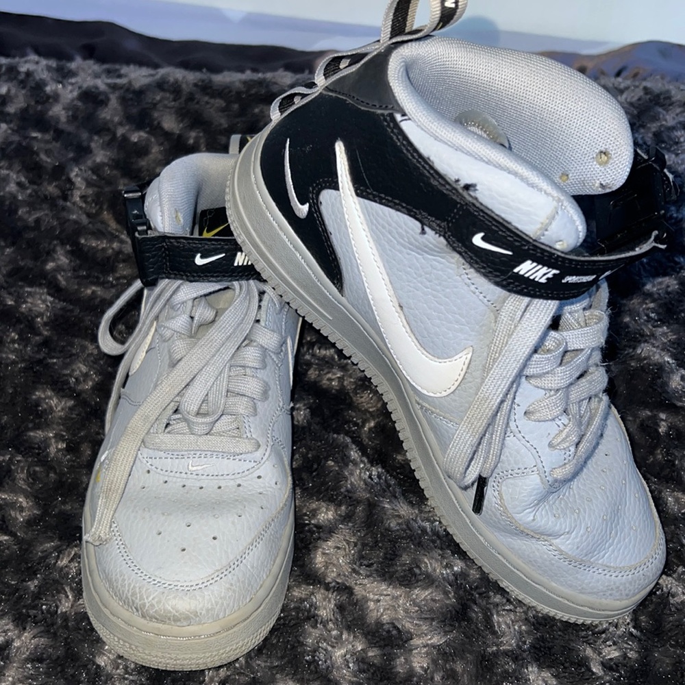 Nike Air. Lightly worn with high top buckle. Boys 5.5